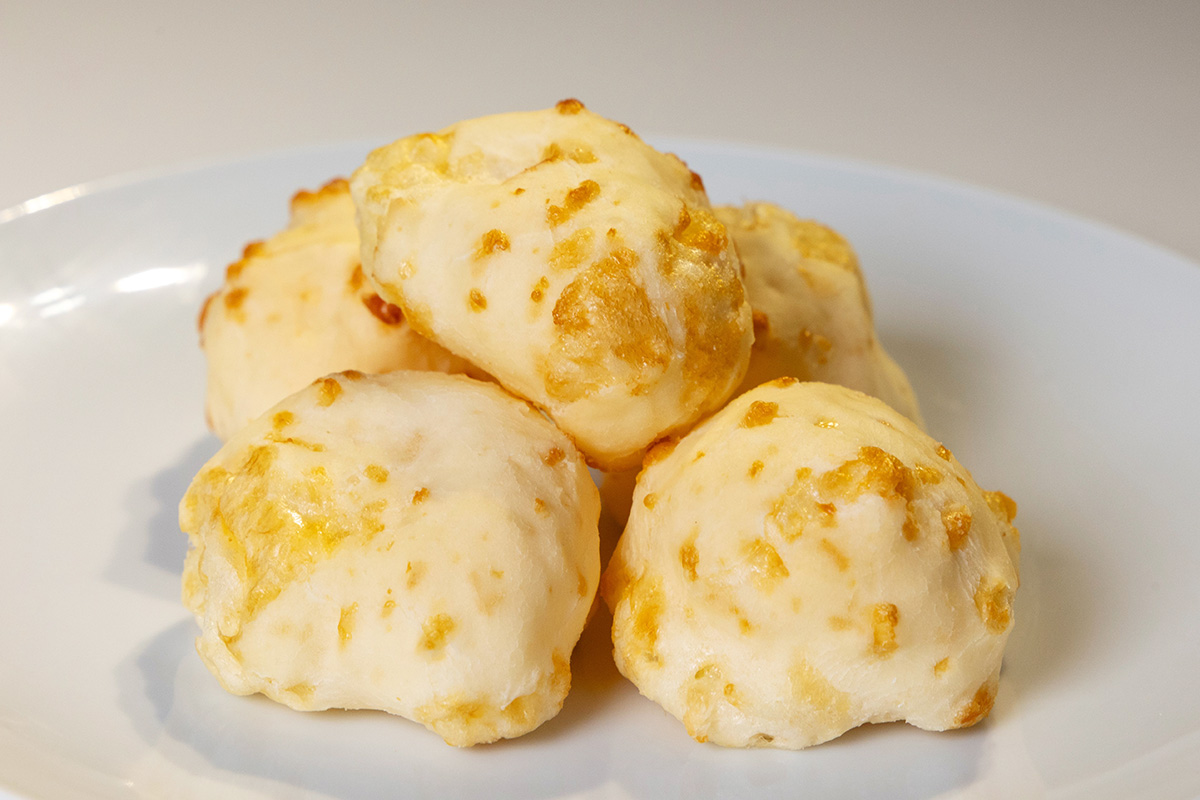 もちもち食感の小ぶりな「PAO DE QUEIJO X 5Pieces（ポンデケージョ）」（5個入り・900円）