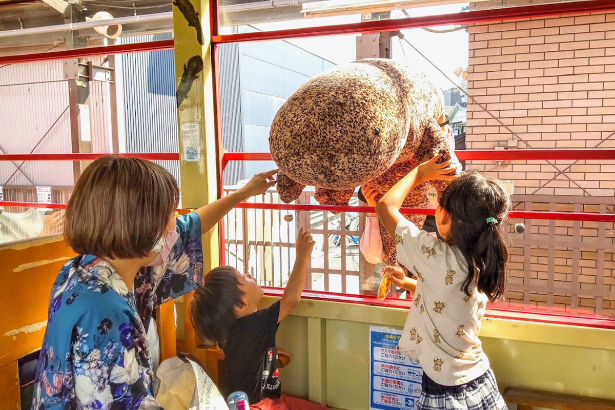 「オオサントロッコ列車」1号車には、ぬいぐるみだけでなくシールの装飾なども（提供：嵯峨野観光鉄道）