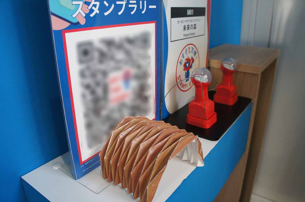 「未来の森」のスタンプ台は2階の見学エリアへつながる階段下に