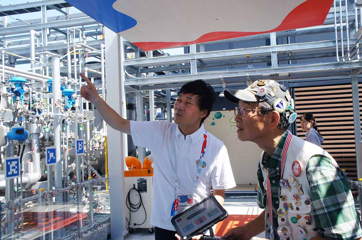 「化けるLABO」で熱心に説明を聞く藤井さん