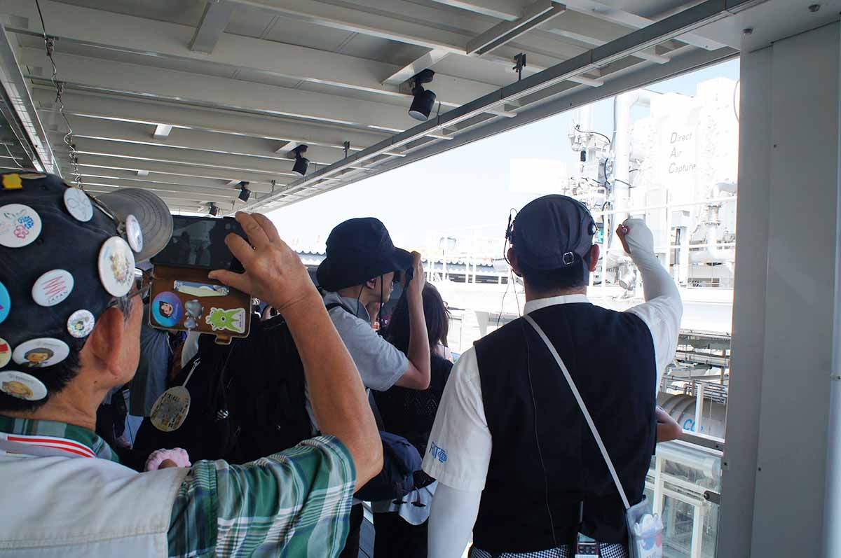 「未来の森」で参加者とともに見学する藤井さん