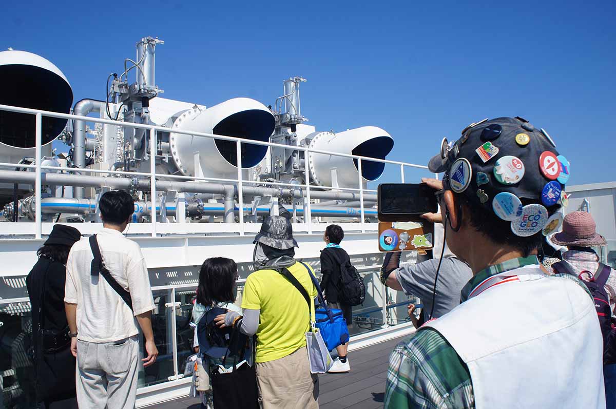 大気中から吸い込んで二酸化炭素を回収するRITEの技術を見学