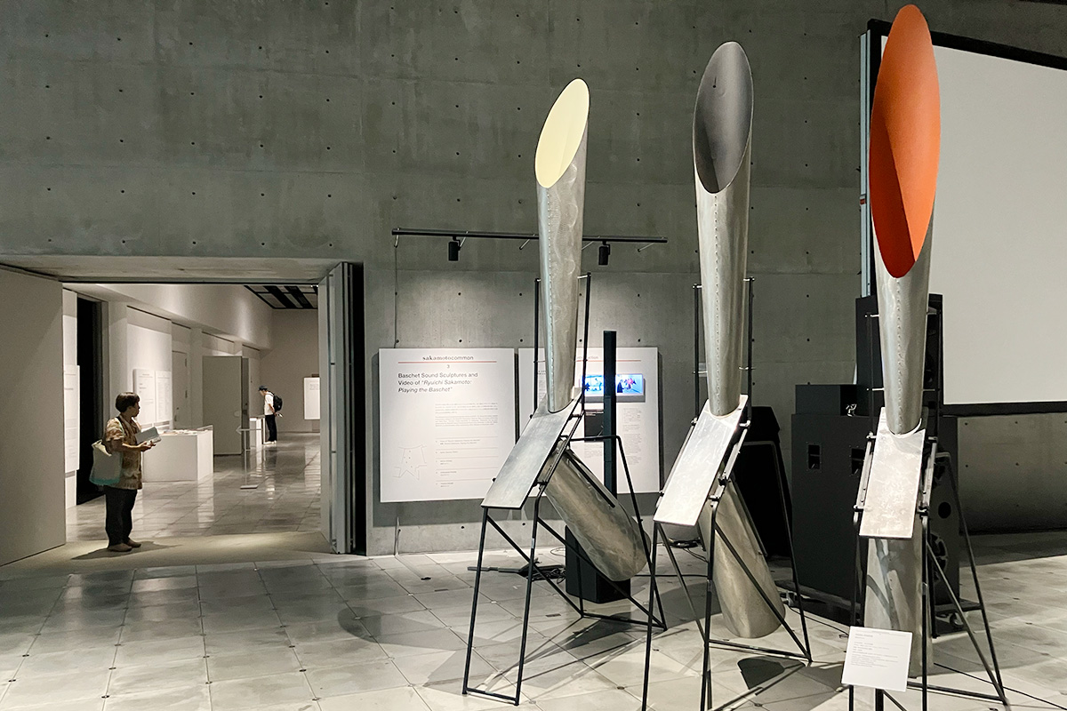 バシェの音響彫刻と坂本のために制作した音響彫刻を展示、写真は「川上フォーン」（2025年8月、大阪・VS.） 