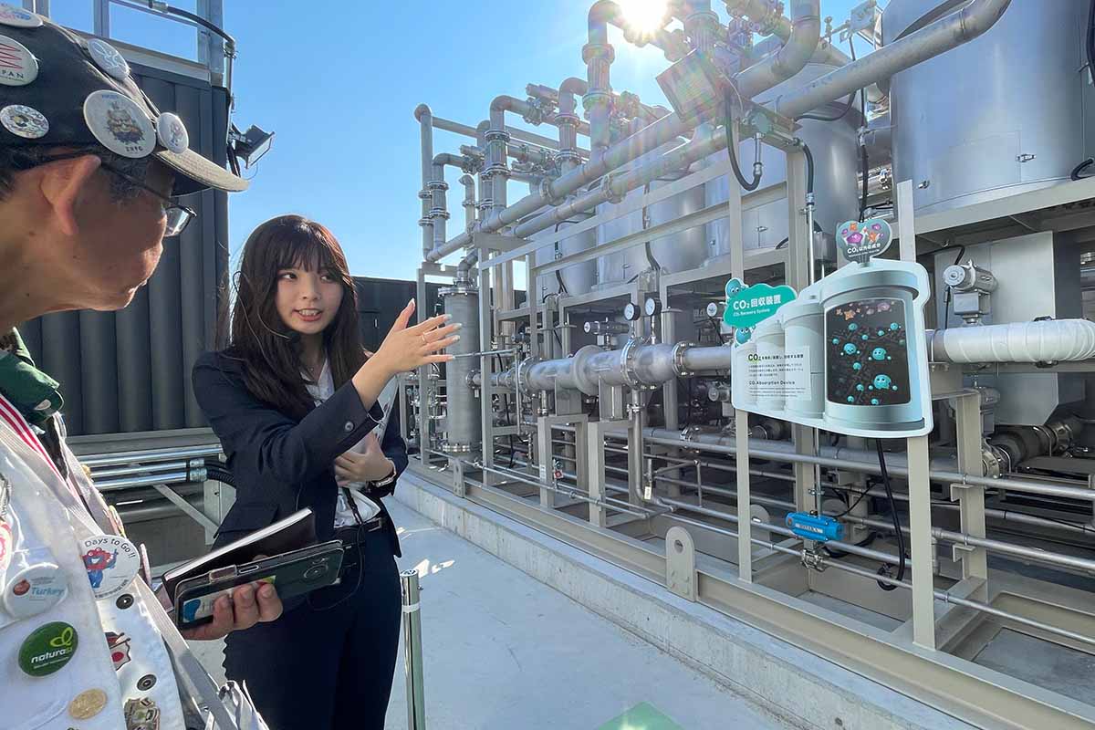 二酸化炭素を回収する仕組みを紹介する「地球の恵みステーション」のスタッフ