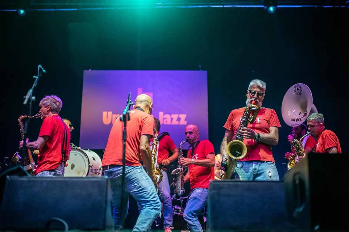 サックス7人、トランペット3人、パーカッション3人にマネージャー1名の14名からなるストリート・ジャズバンド 「Funk Off jazz marchin band」