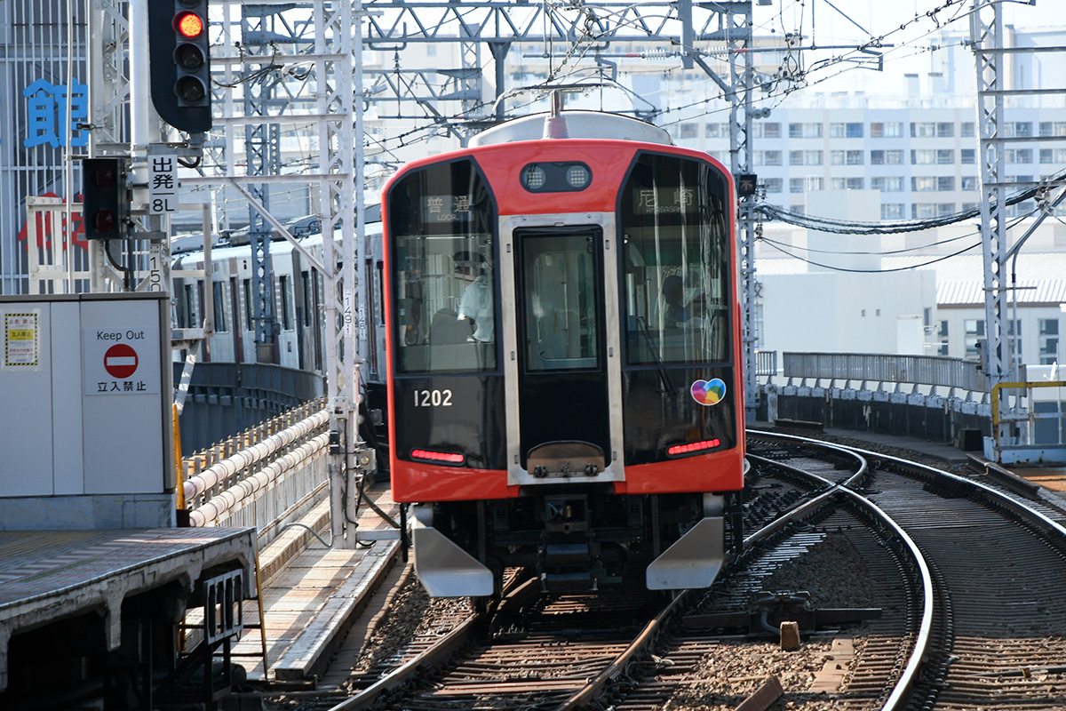 「Re Vermilion（リ・バーミリオン）」 デザインの急行用1000系車両（提供：阪神電気鉄道）