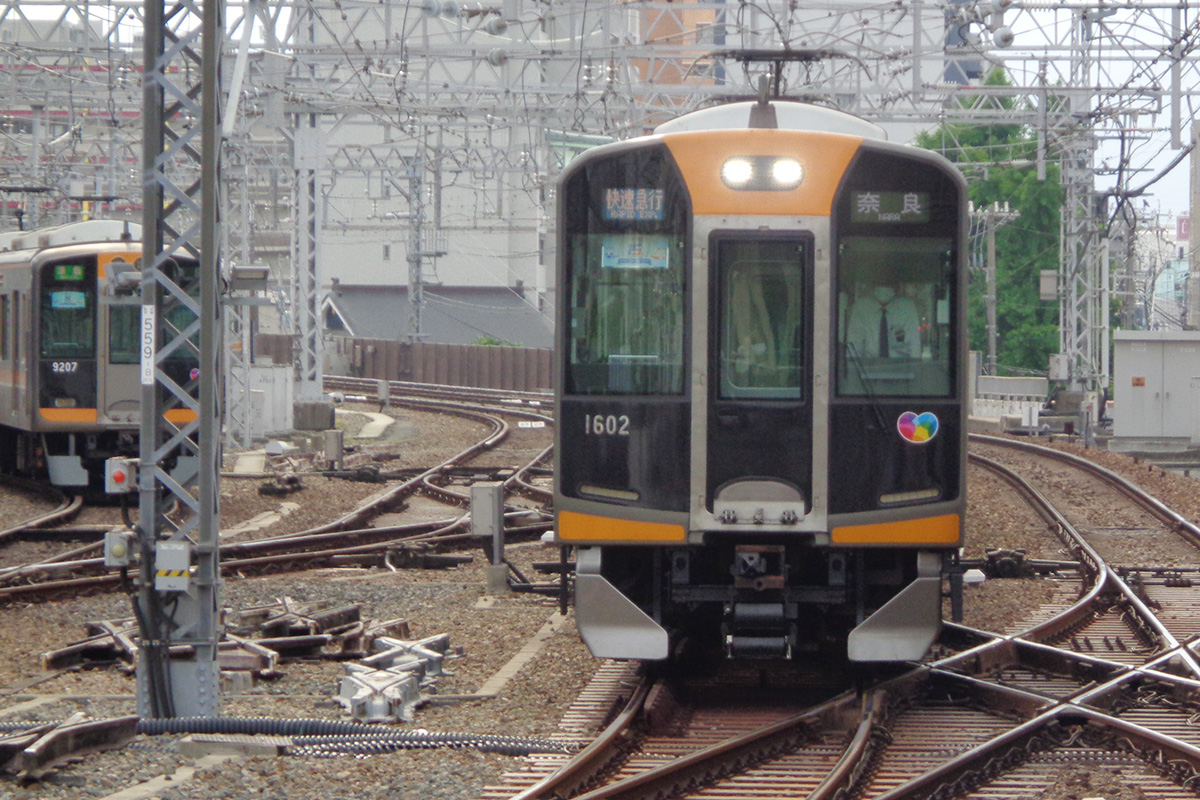 従来の「ビバーチェオレンジ」デザインの急行用1000系車両（提供：阪神電気鉄道）