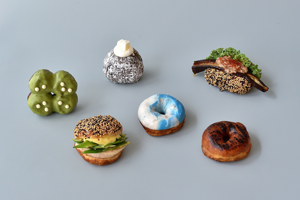 「I'm donut？京都」限定新商品の一部、右上から時計回りに「京茄子そぼろあん」「みたらし」「スペイシー」「九条ネギと鶏むね肉の柚子胡椒ゴマだれ」「黒胡麻生フレンチクルーラー」「ココナッツわらび」（提供写真）