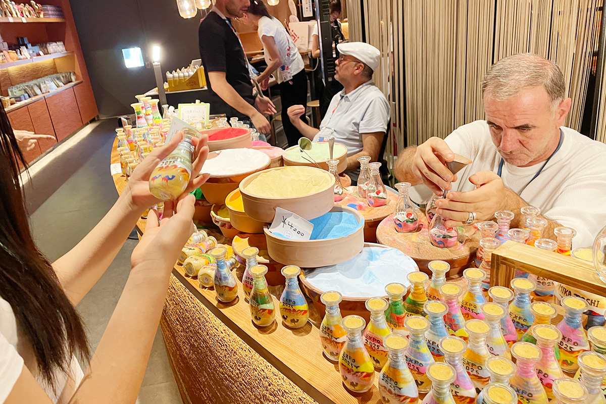 カラフルなサンドアートは3,000円（サイズ小・税込）、＋1,000円で名前を入れてもらえます（2025年・ヨルダン館）