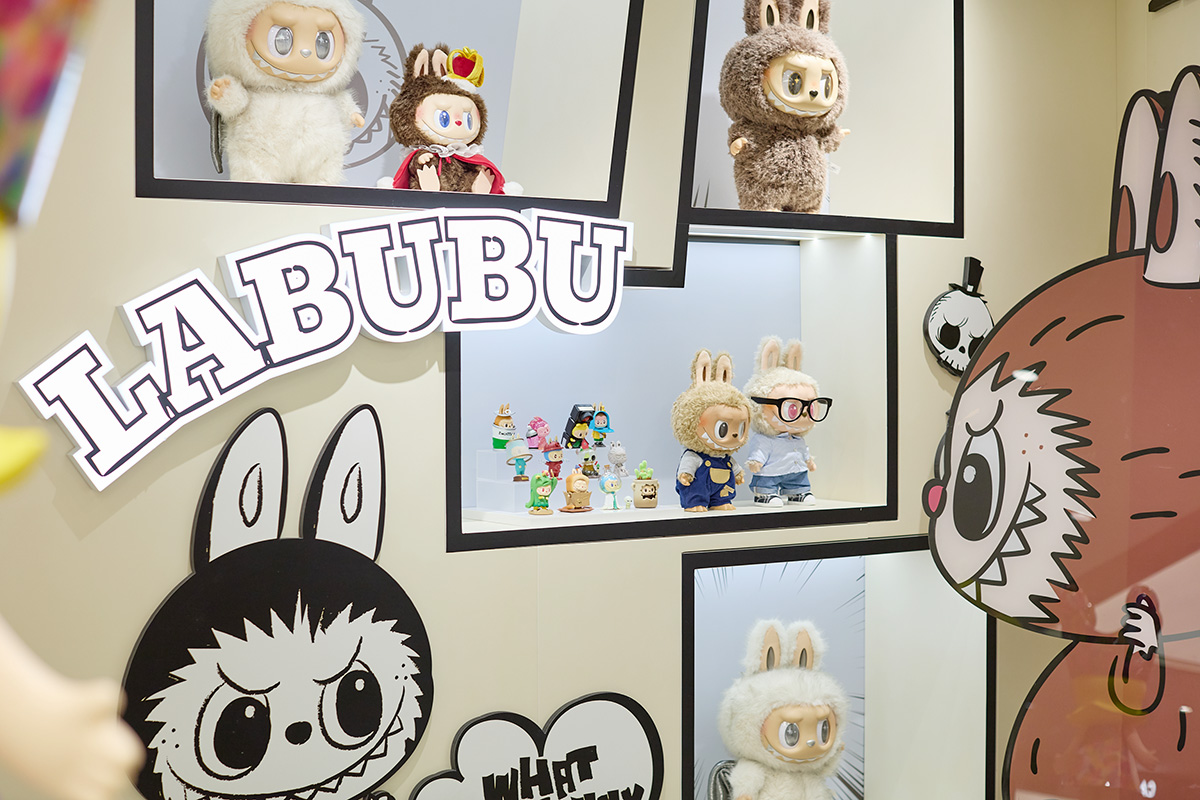 「POP MART 大阪なんば店」には世界的に人気のキャラクター「LABUBU（ラブブ）」のフォトスポットも（2025年・大阪市中央区）