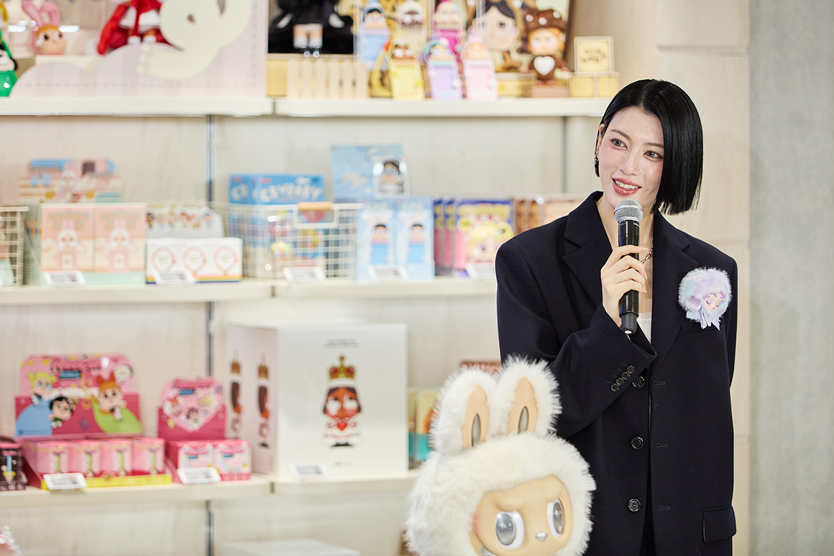「POP MART 大阪なんば店」をひと足先に観覧し、「全種類持って帰りたい」と三吉彩花さん（2025年・大阪市中央区）