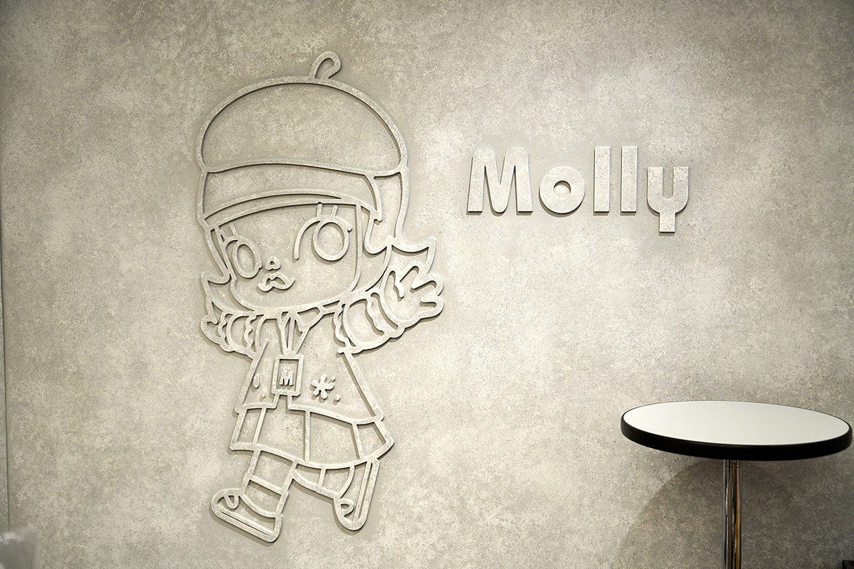 壁には人気キャラクター「MOLLY（モリー）」も（2025年・大阪市中央区）