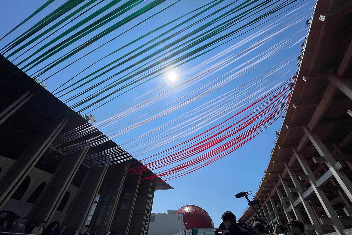 大屋根リングとイタリア館を結ぶ3色のリボン