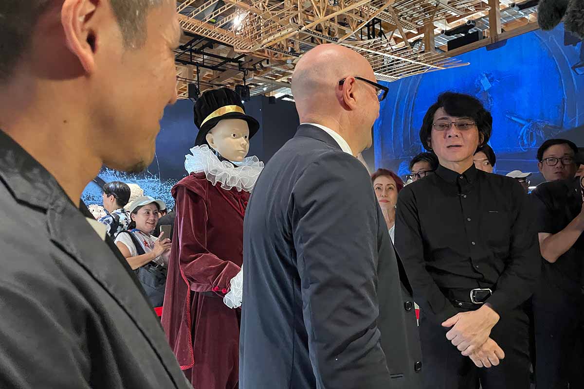 左手前からデザイナーのマツサキケイさん、伊東マンショのアンドロイド、大阪・関西万博イタリア総代表のマリオ・ヴァッターニさん、石黒浩教授（撮影：2025年9月7日）