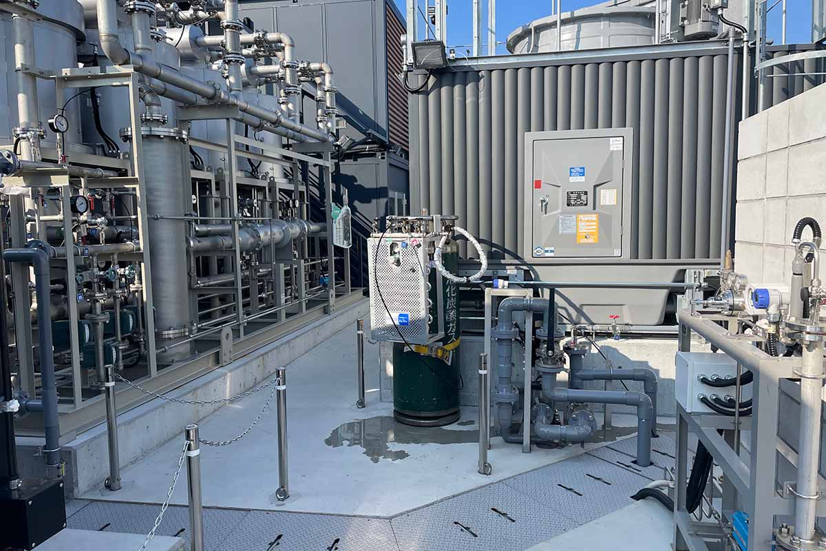 左の回収装置からCO2を右のドライアイス製造装置へ（2025年・地球の恵みステーション）