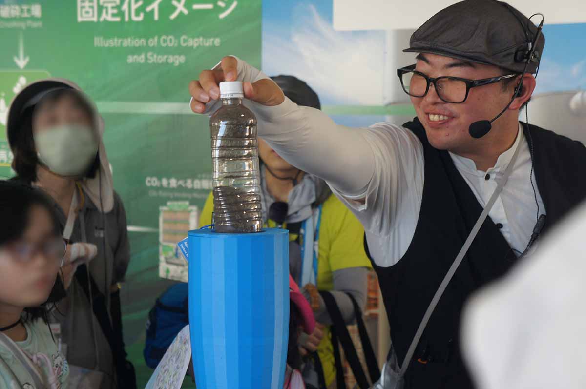 見学ツアーではCO2を吸収する仕組みを簡単な実験で見ることができます（2025年・未来の森）