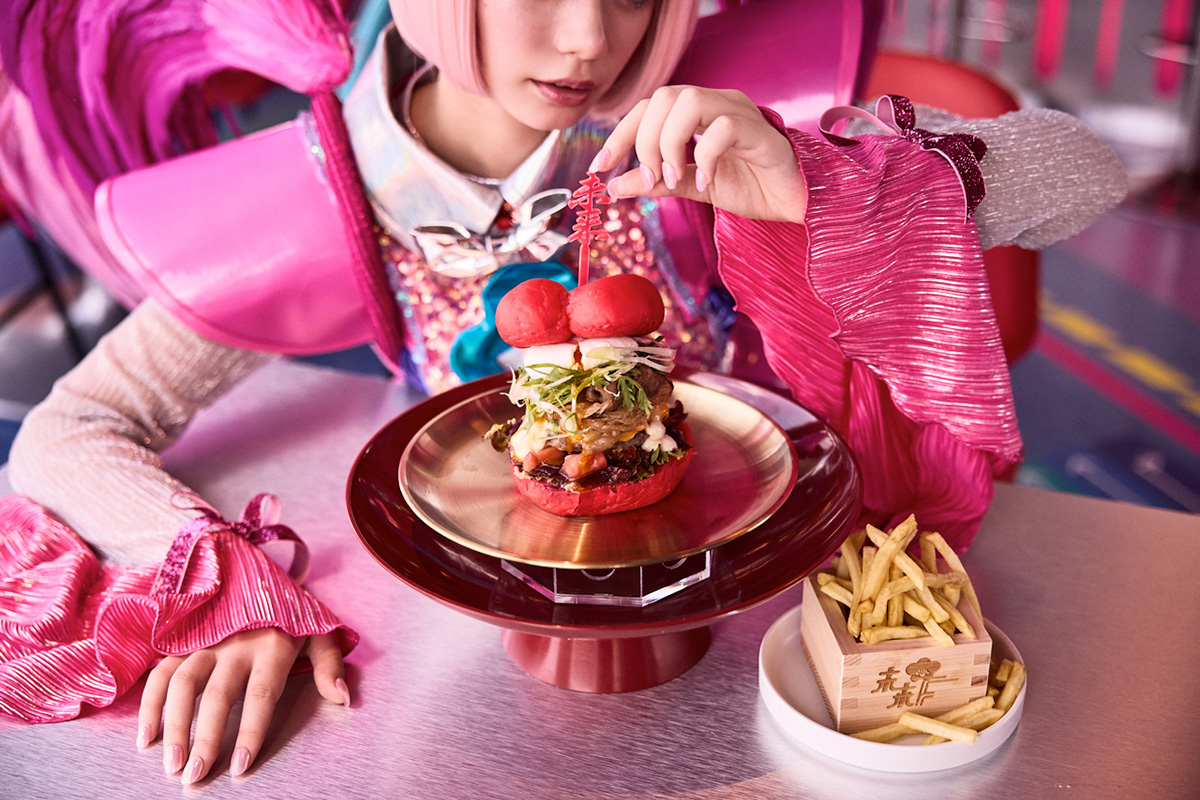 スープ、ポテトも付いた、すき焼き仕立ての「豪華絢爛バーガー ｰ梅未来ｰ」（3,000円・税込）