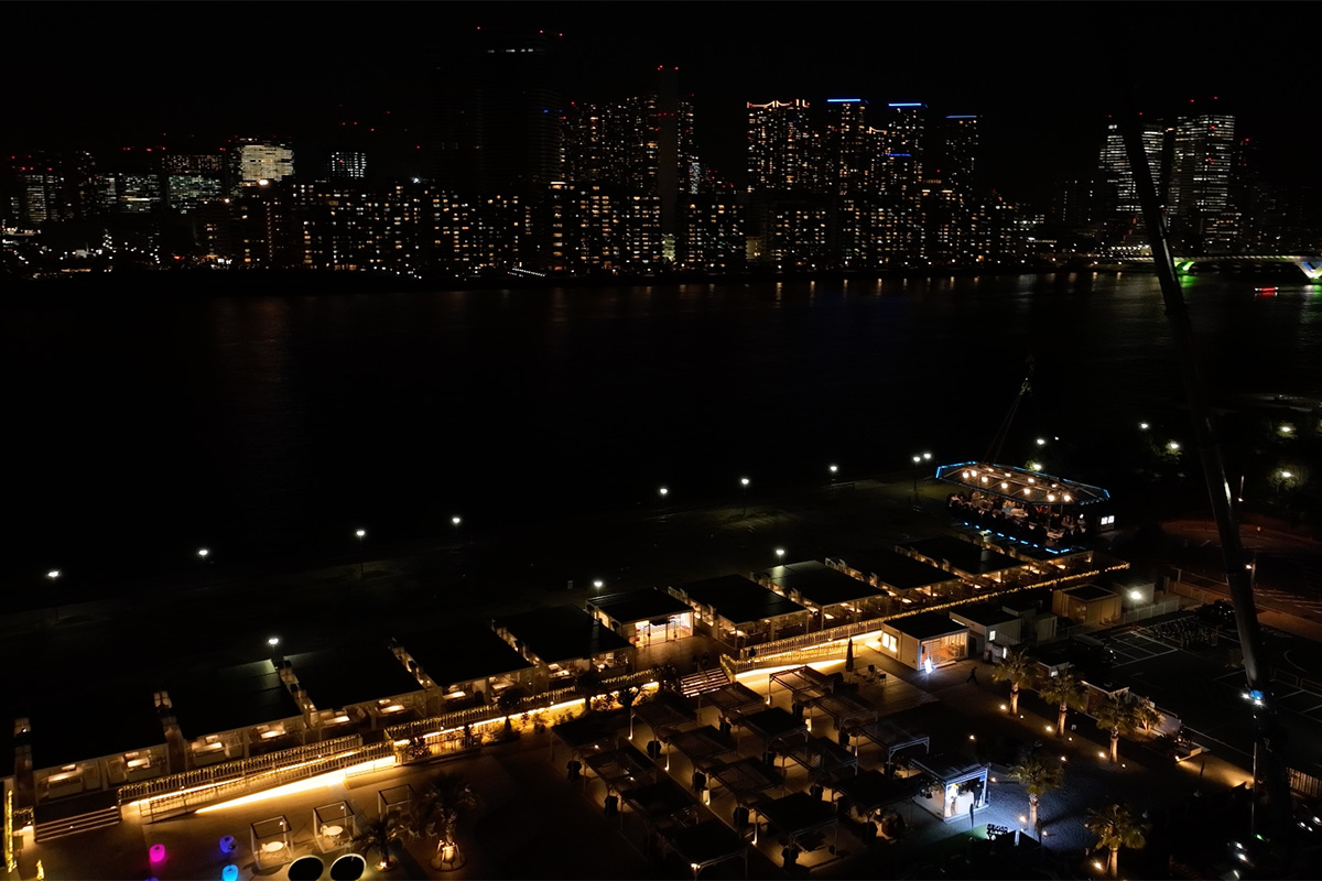 風や気温を感じながら見る夜景は、高層ビルからのものとはまた違った趣（提供写真）