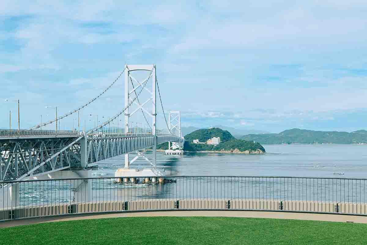 展望台「サンロクマル」からは大鳴門橋と鳴門海峡が一望できます
