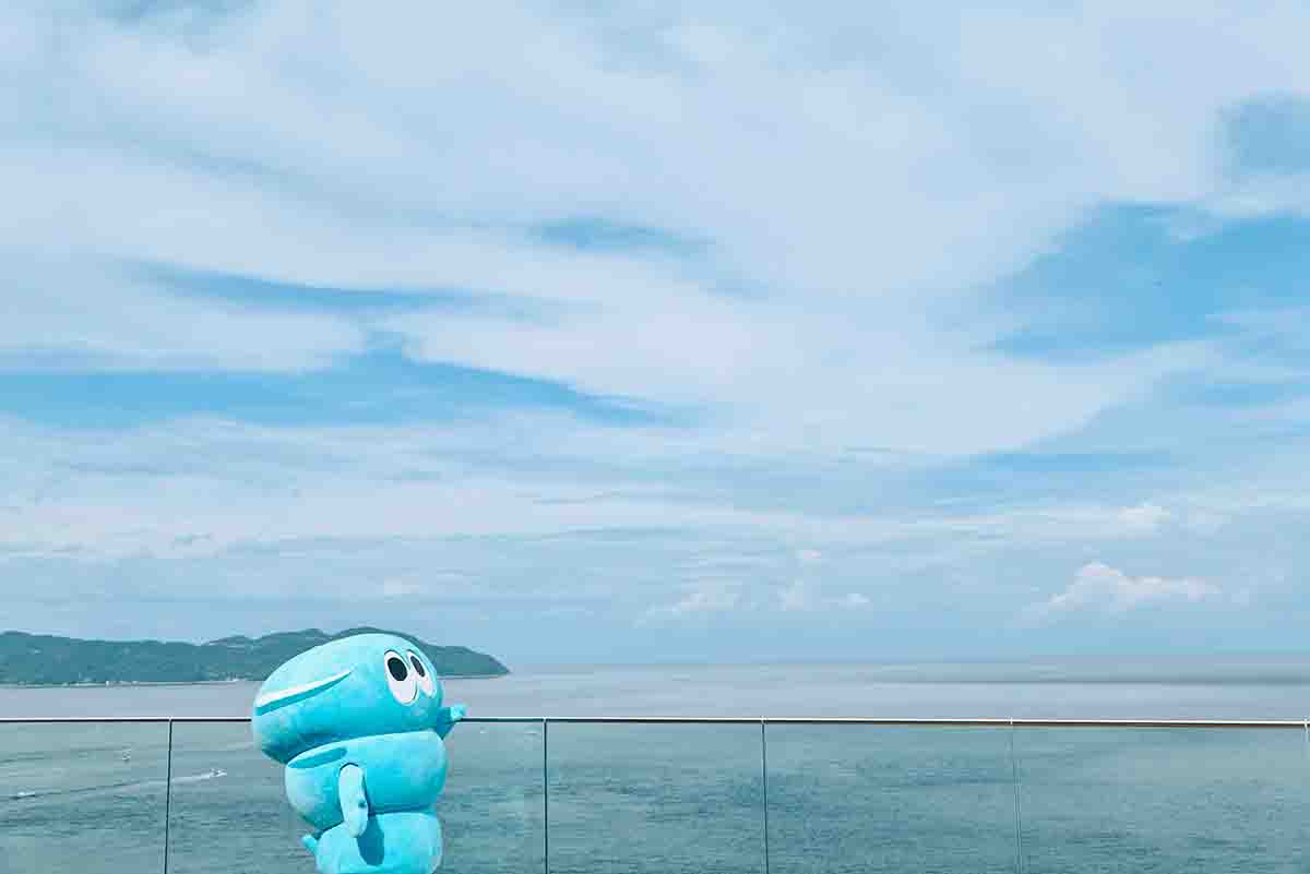 展望台に立つ、道の駅うずしお公式キャラクター「うず坊」