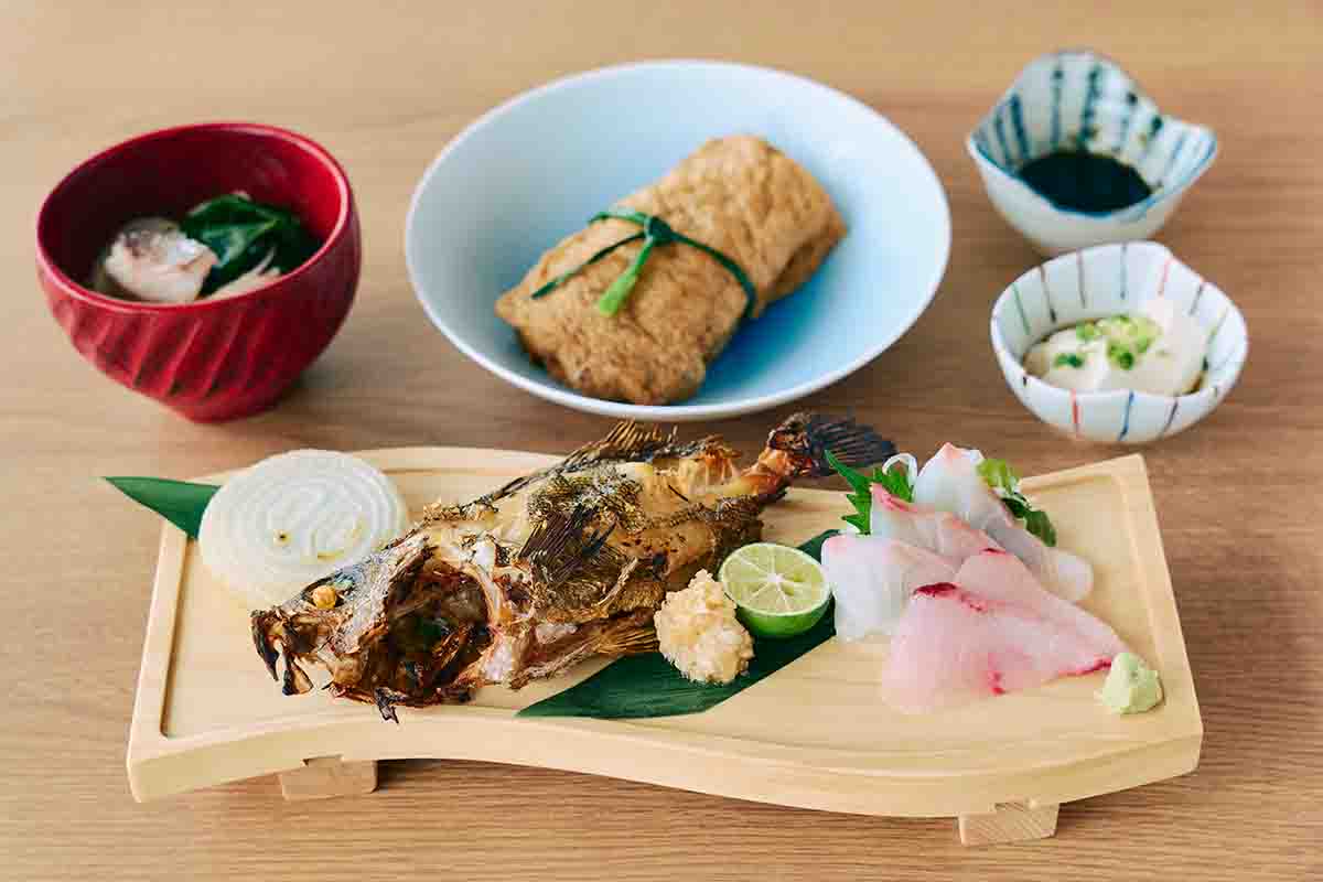 併設される「囲炉裏食堂うずしお」のメニュー例