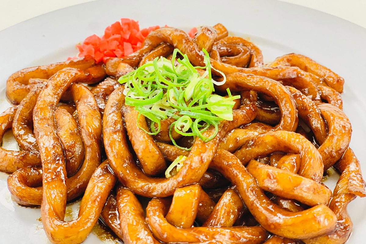 たまりのような深いコクの伊勢醤油を使った「伊勢醤油本舗」の伊勢焼きうどん（700円・税込）