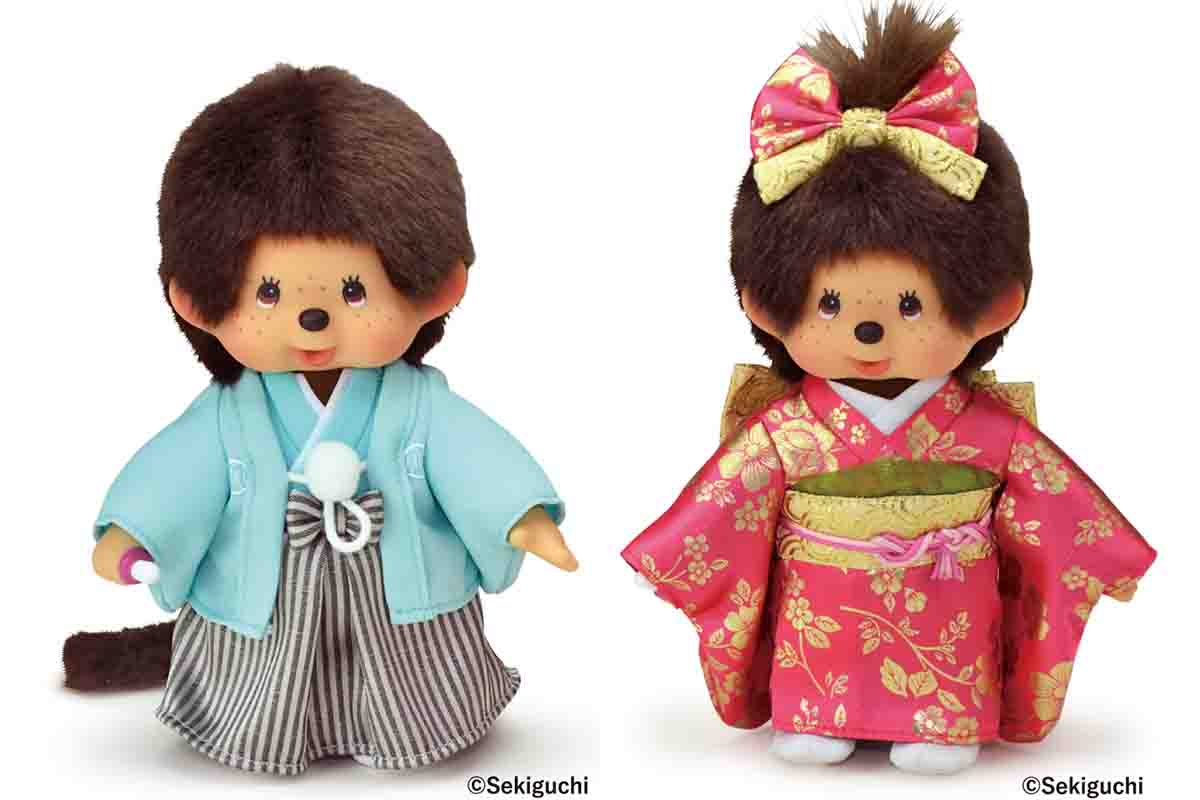 着物仕様のモンチッチくん（左）とモンチッチちゃん