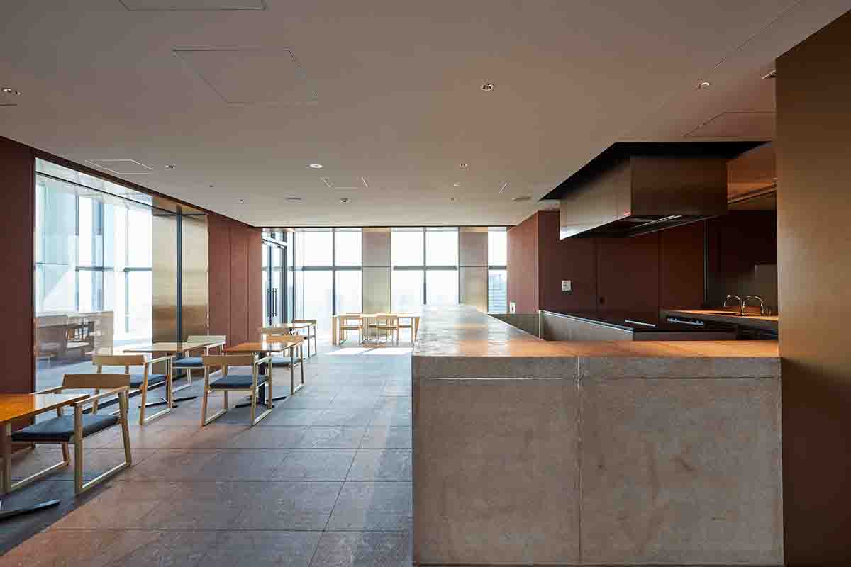 30階から大阪市街を見渡すことができる「YODOYABASHI SkyTerrace Cafe & Bar」の店内