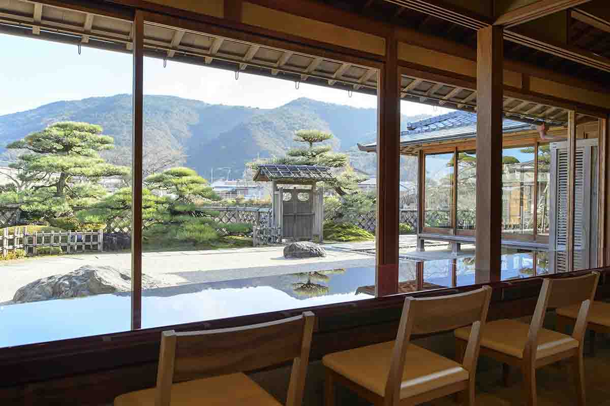 伊勢おはらい町にある「五十鈴茶屋本店」の内観