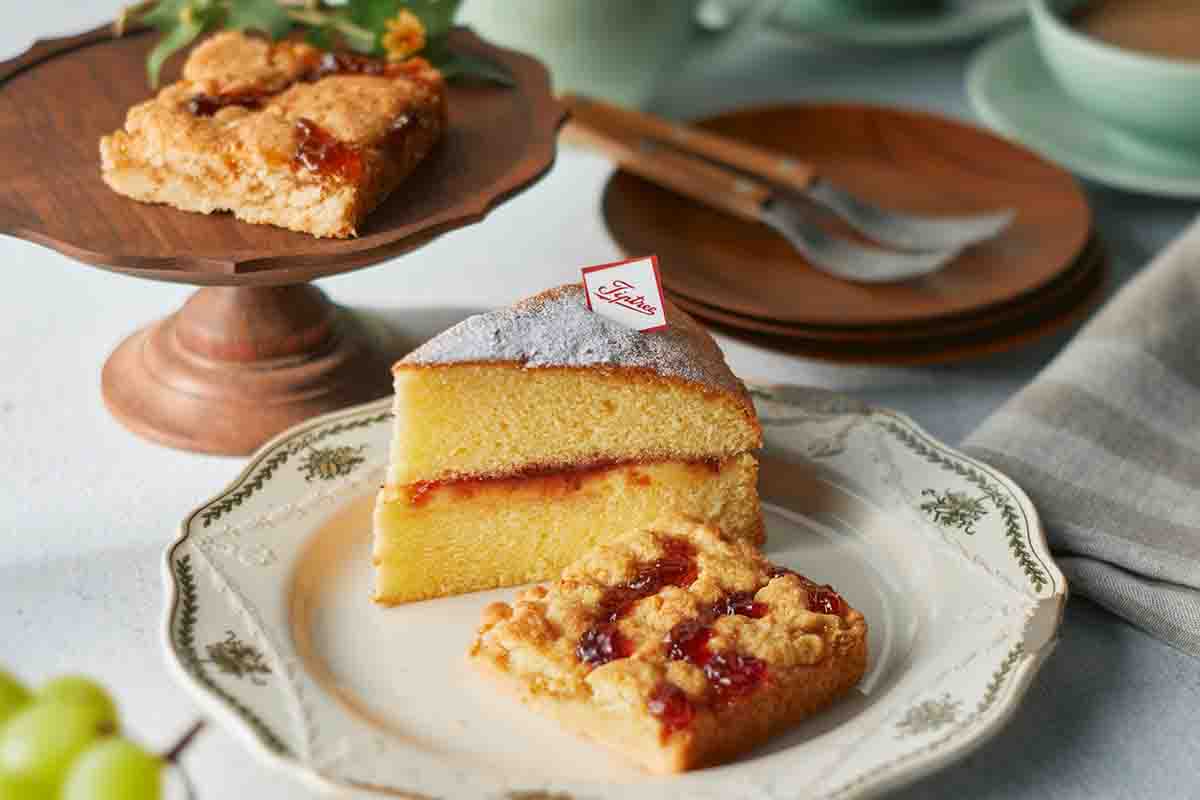 英国王室御用達「チップトリー・ティールーム」のヴィクトリアスポンジケーキ（756円）、ショートブレッドジャムバー（441円）