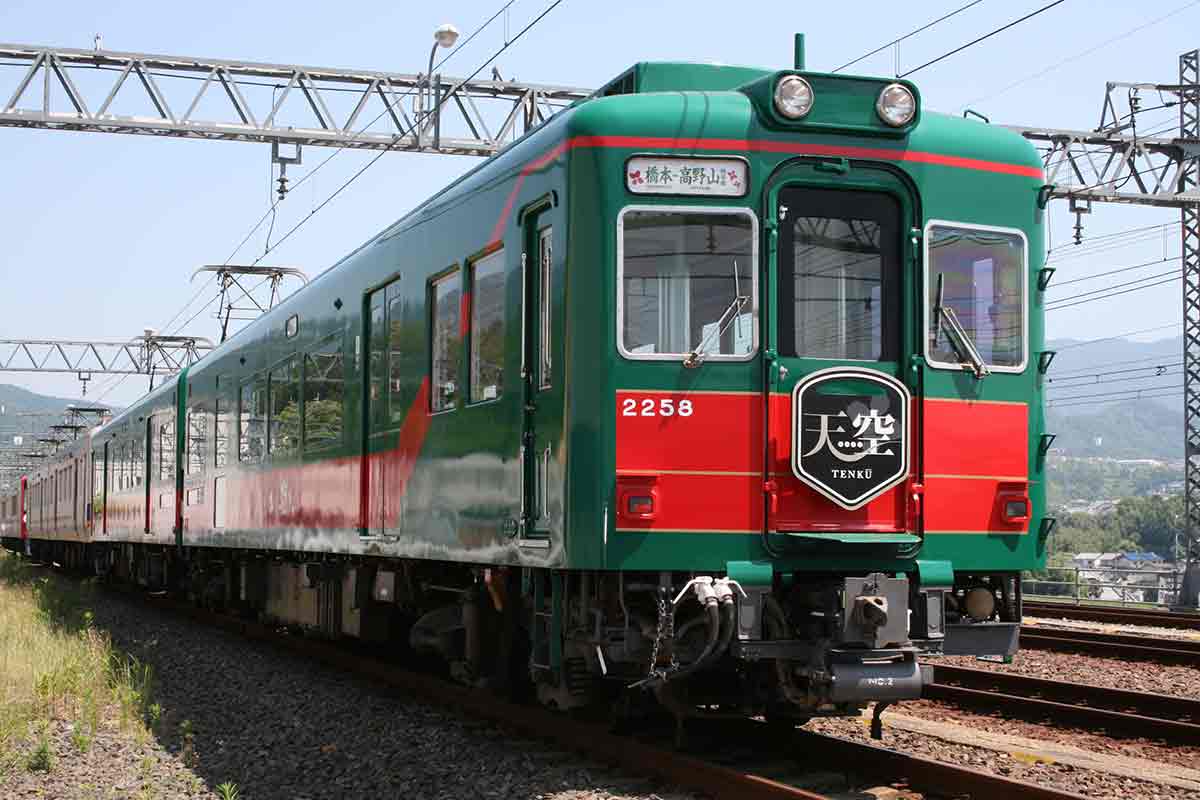 2026年3月20日（金・祝）で定期運行が終了する、南海電鉄・高野線の観光列車「天空」（提供画像）