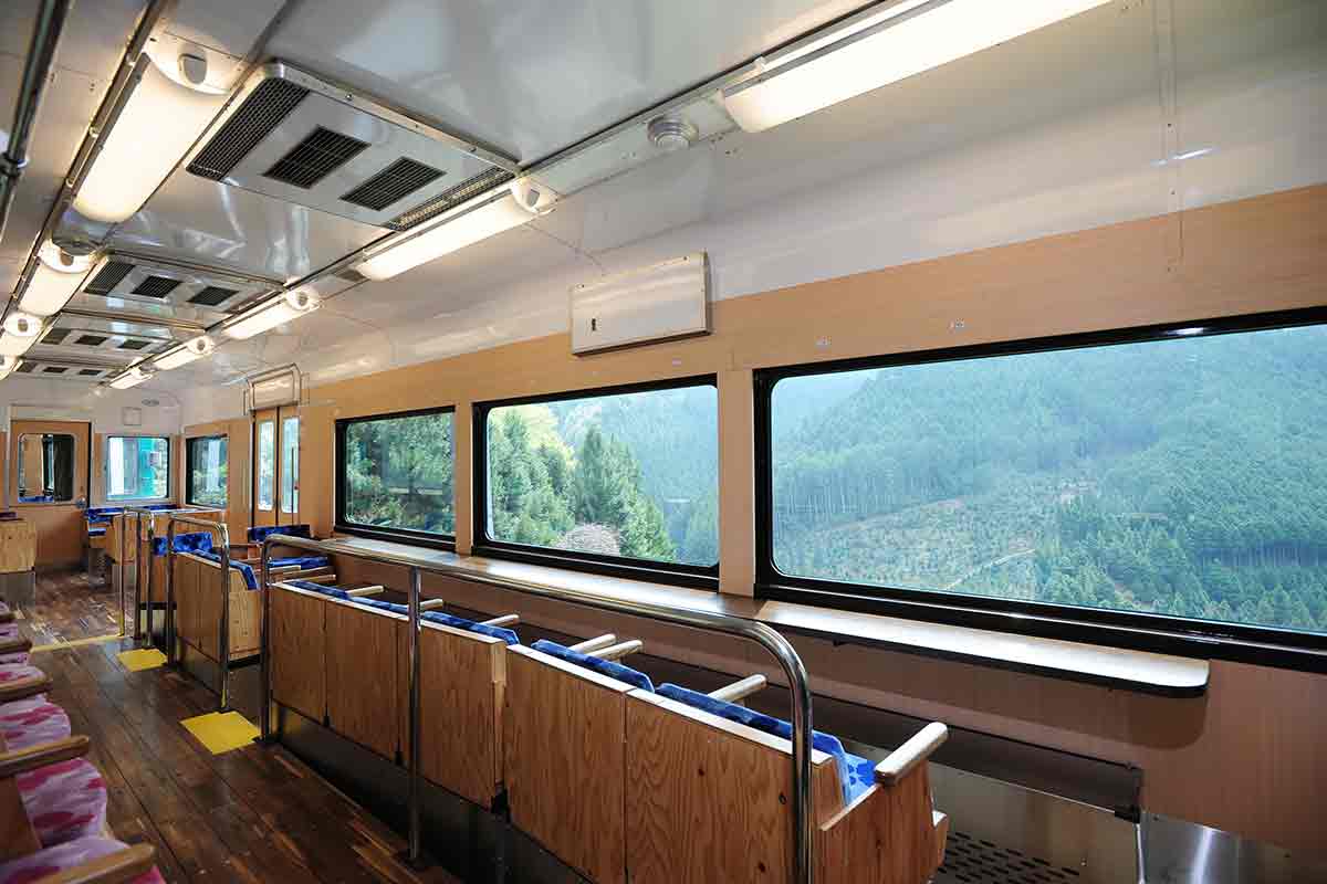 3枚続きの大きな車窓から山間の風景が楽しめる、観光列車「天空」のワンビュー座席（提供画像）