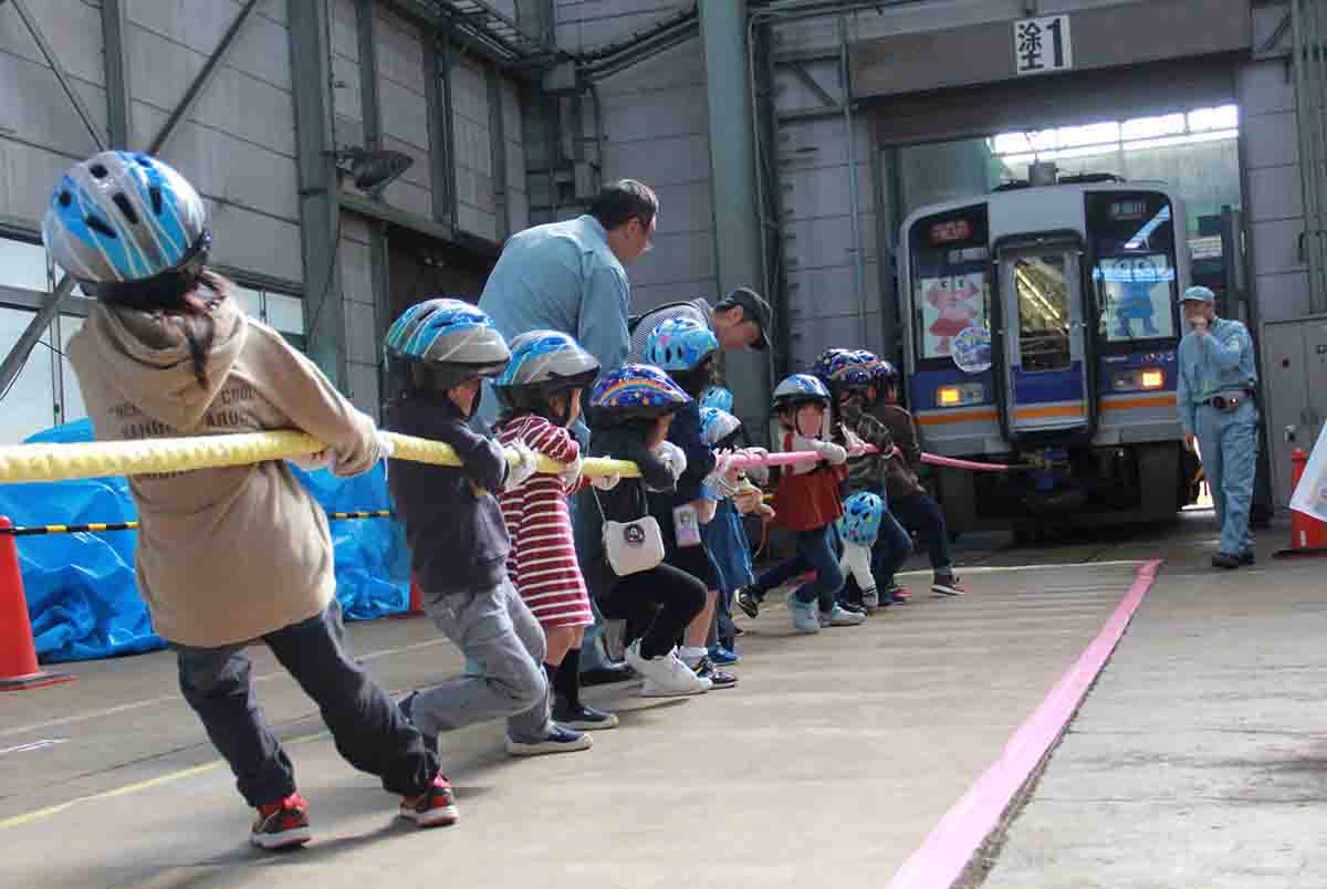電車と綱引き体験の様子