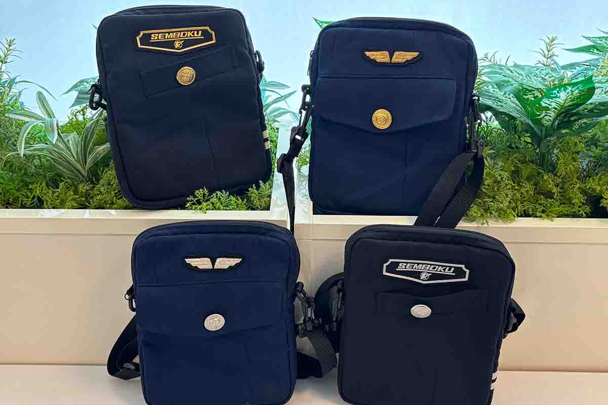 使用済み制服をアップサイクルしたスマホショルダーバッグ
