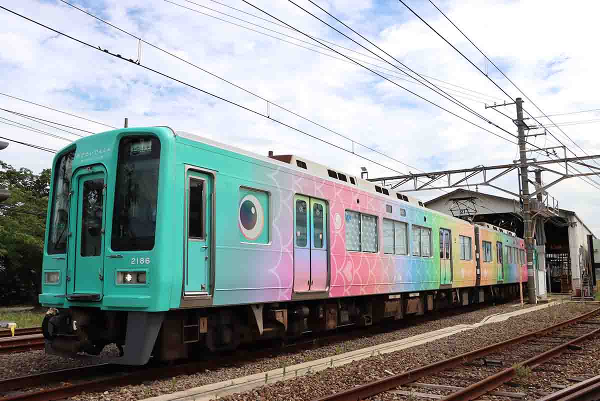 会場に登場するめでたいでんしゃ「かなた」