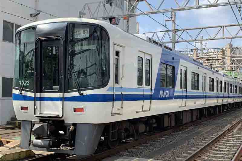 会場に登場する7020系