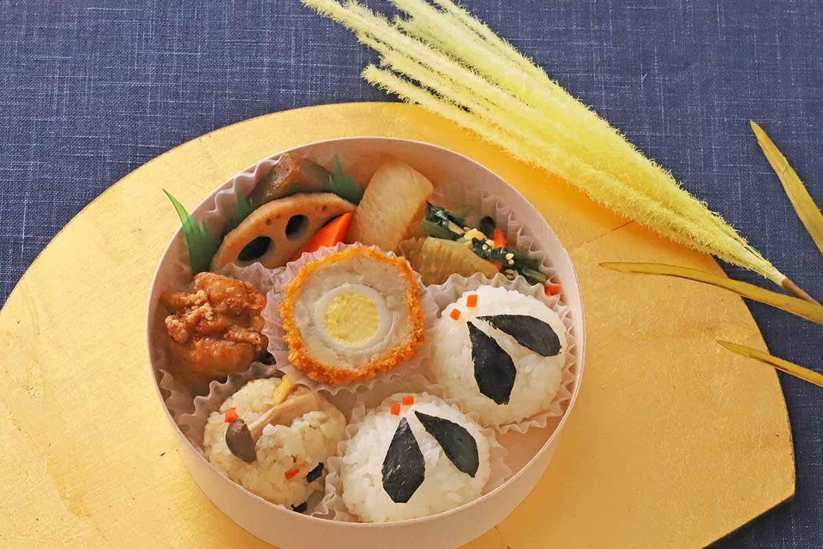 10月6日のみ販売される、うさぎの手まりご飯がかわいらしい「お惣菜のまつおか」のお月見弁当（1個）972円