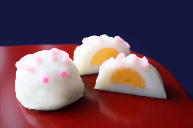 うさぎのなかに卵が入ったまんまるフォルムが愛らしい「大寅蒲鉾」のお月見うさぎ（1個）346円