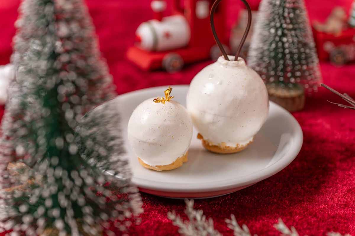 クリスマスオーナメントのチョコレートムース