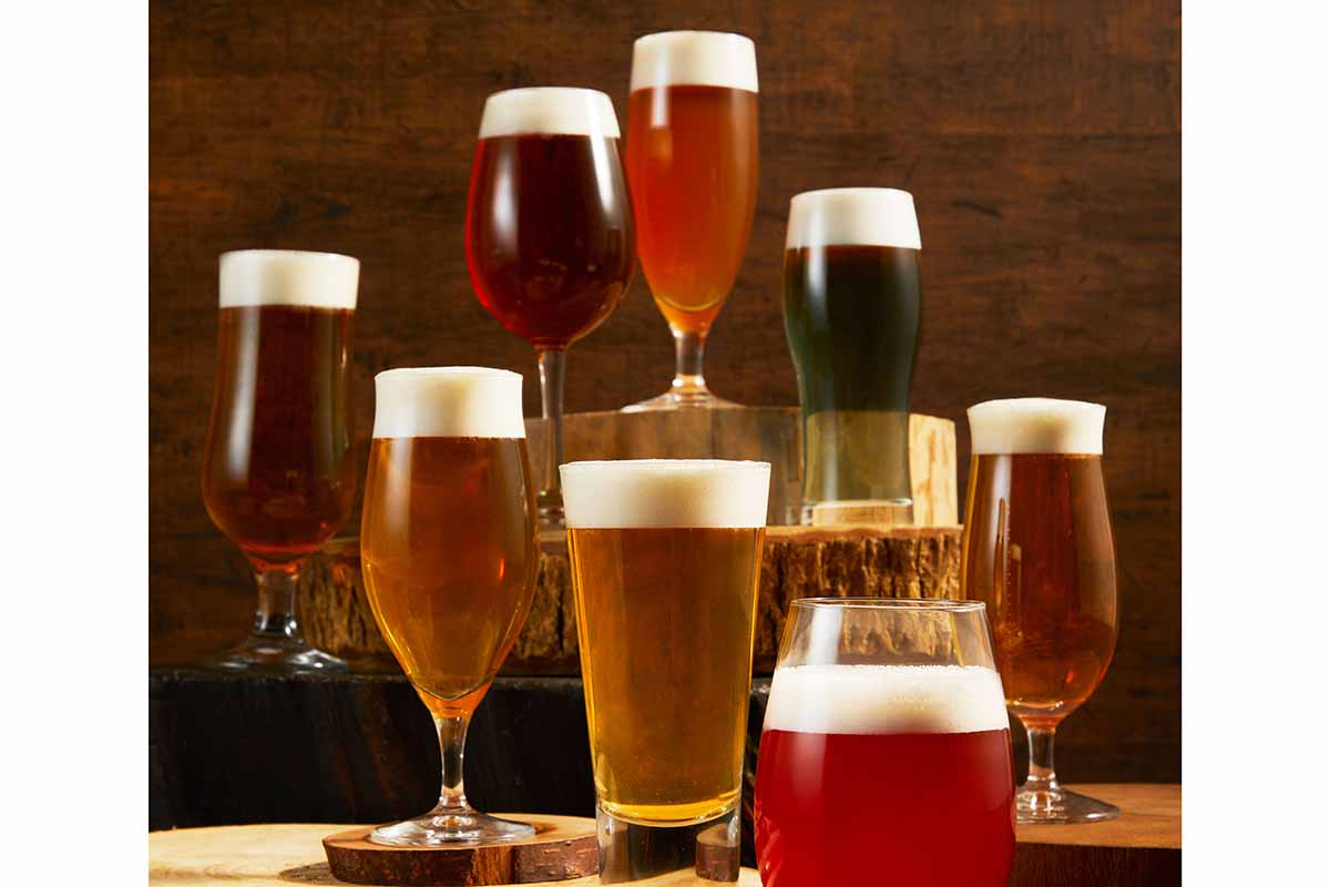 北海道クラフトビールは、各1杯Sサイズ（701円）、Mサイズ（990円）、4種飲み比べ（各Sサイズ2,420円）