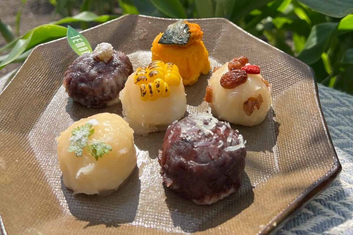 「TEMARI」のひとくちおはぎ〈十勝あずき・焼きとうもろこし・ミルク飴など〉（1個270円〜）