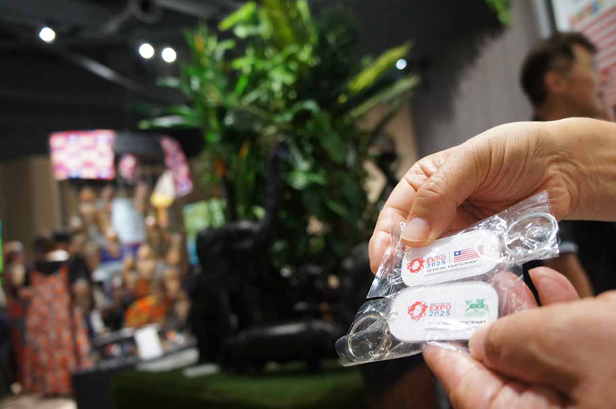 リベリアのナショナルデーにはパビリオンでキーホルダーを配布（2025年8月26日）