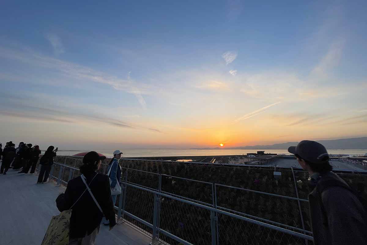 大屋根リングの上から眺める大阪湾に沈む夕日は格別