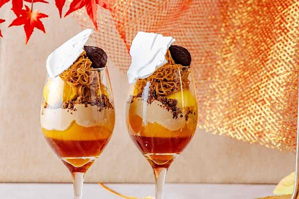 秋の到来を感じる彩鮮やかなデザインの「和栗モンブランシュークリーム」（グランドプリンスホテル大阪ベイ）