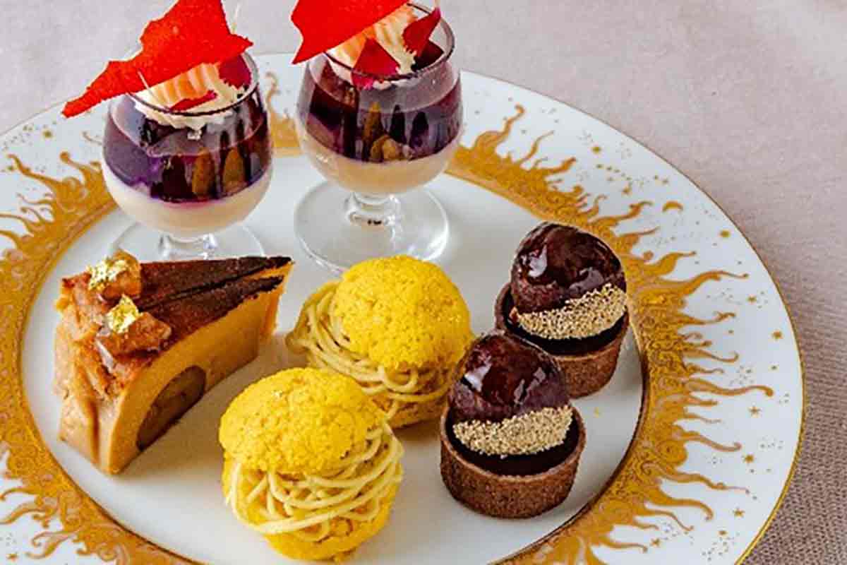 「和栗モンブランシュークリーム 」をはじめ、秋の味覚をつめこんだ三段ティースタンド（グランドプリンスホテル大阪ベイ）