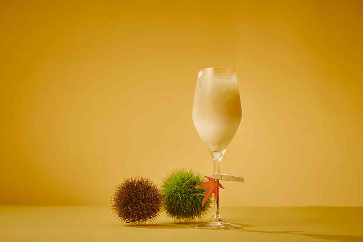 ウェルカムドリンクは、ほうじ茶とミルクの二層がやさしいハーモニーを奏でるオリジナルモクテル「Autumn Leaves」（大阪ステーションホテル）
