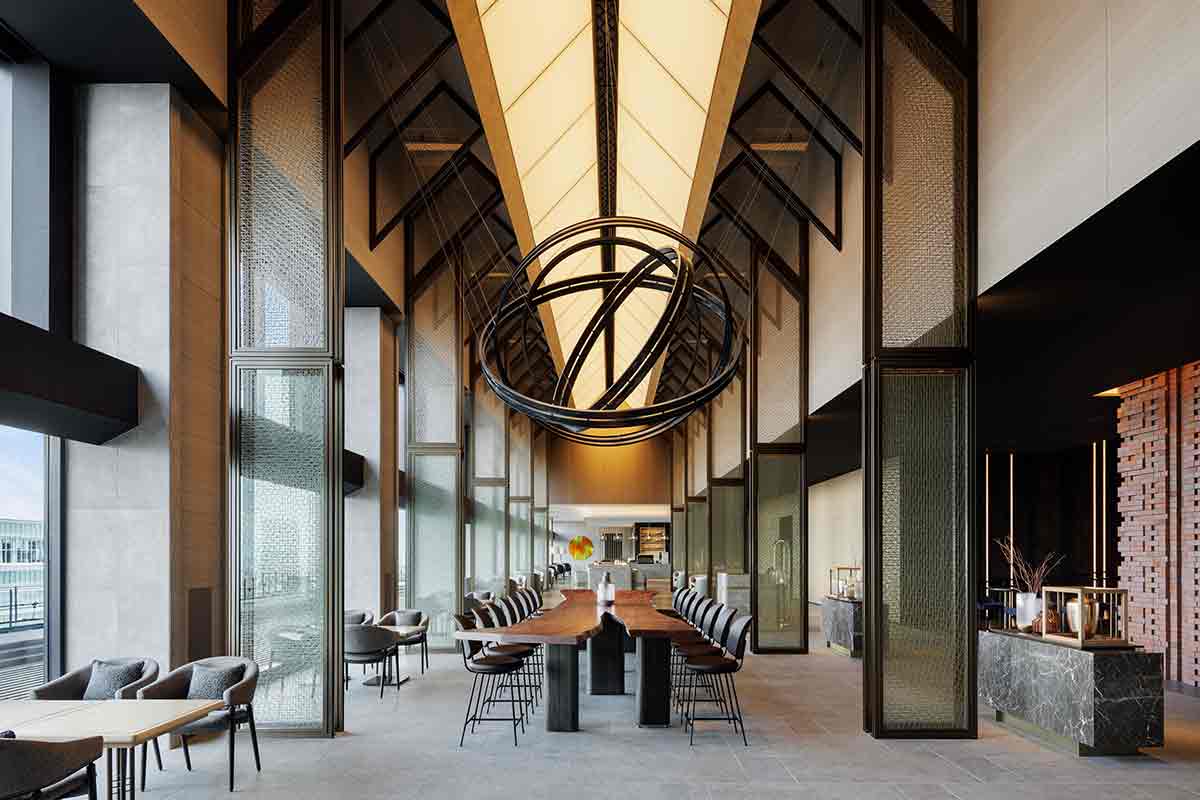 会場は、線路に見立てた巨大なアートが象徴的な「THE LOBBY LOUNGE」（大阪ステーションホテル）