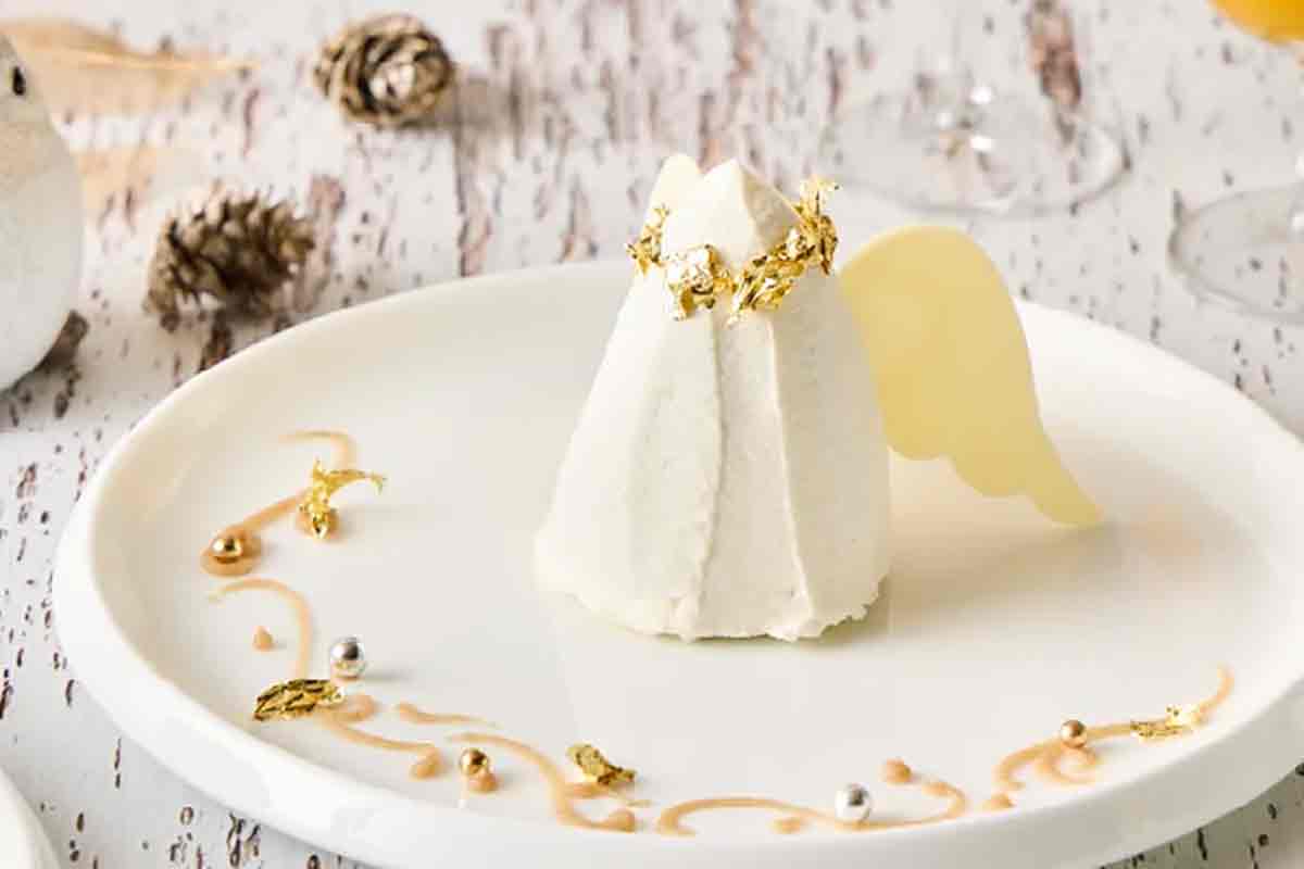 生クリームの中にマロンクリームと蒸し栗を閉じ込めたモンブラン「ホワイトエンジェル・モンテビアンコ」（voco大阪セントラル）