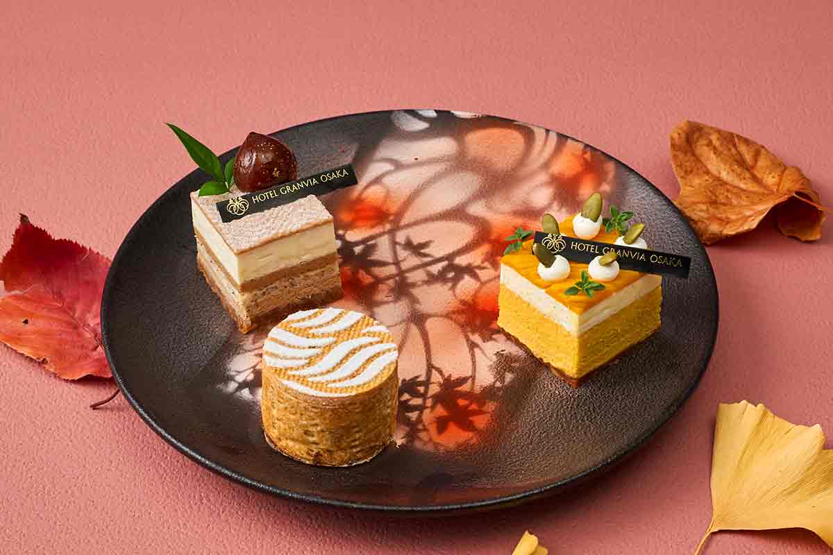 季節のスイーツプレートは、「栗のモンブラン」「かぼちゃのモンブラン」「アップルパイ」の3種（ホテルグランヴィア大阪）