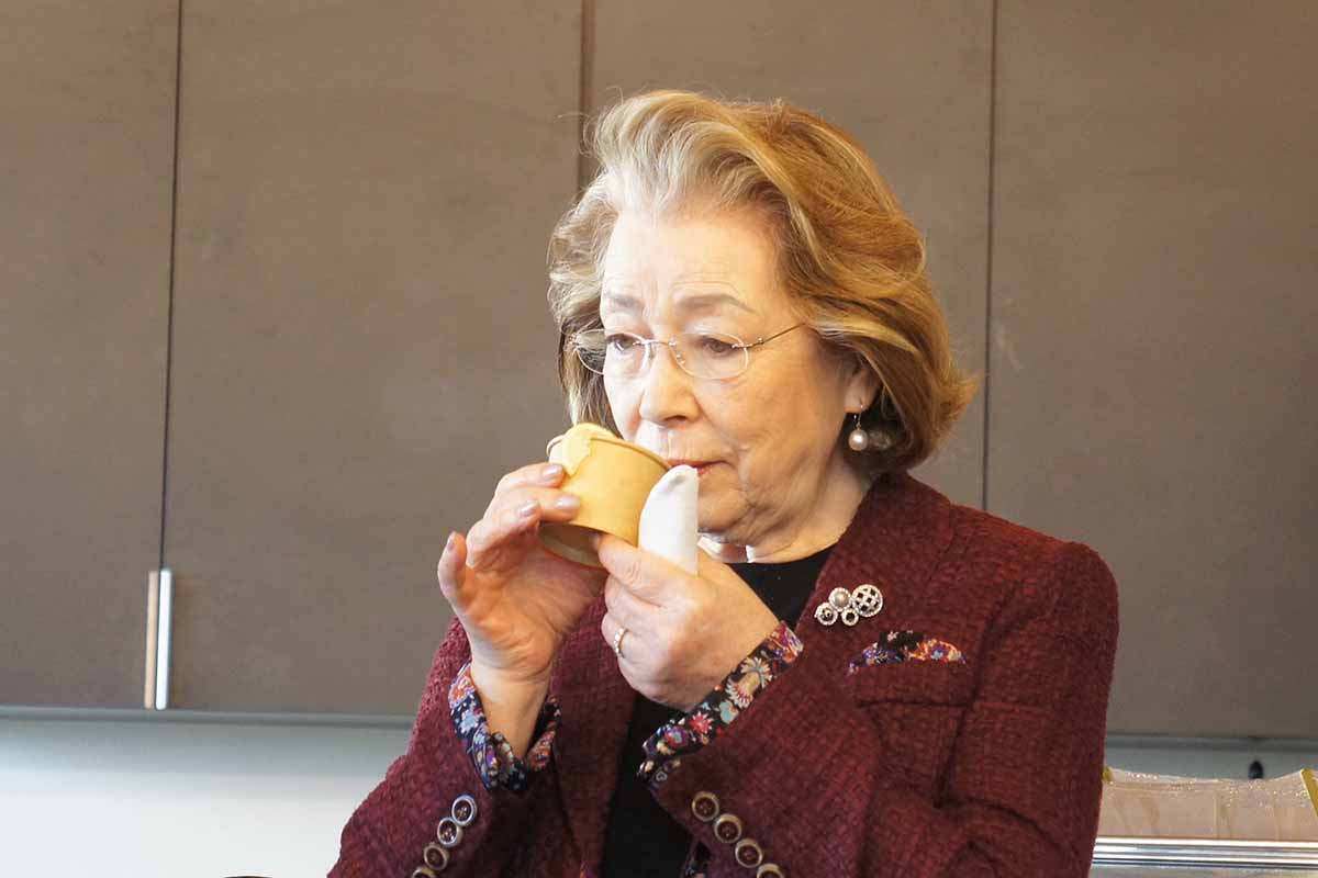 お出汁を試飲し「香りが立っているので、ふわーっと幸せな気持ちになります」とヘレン夫人